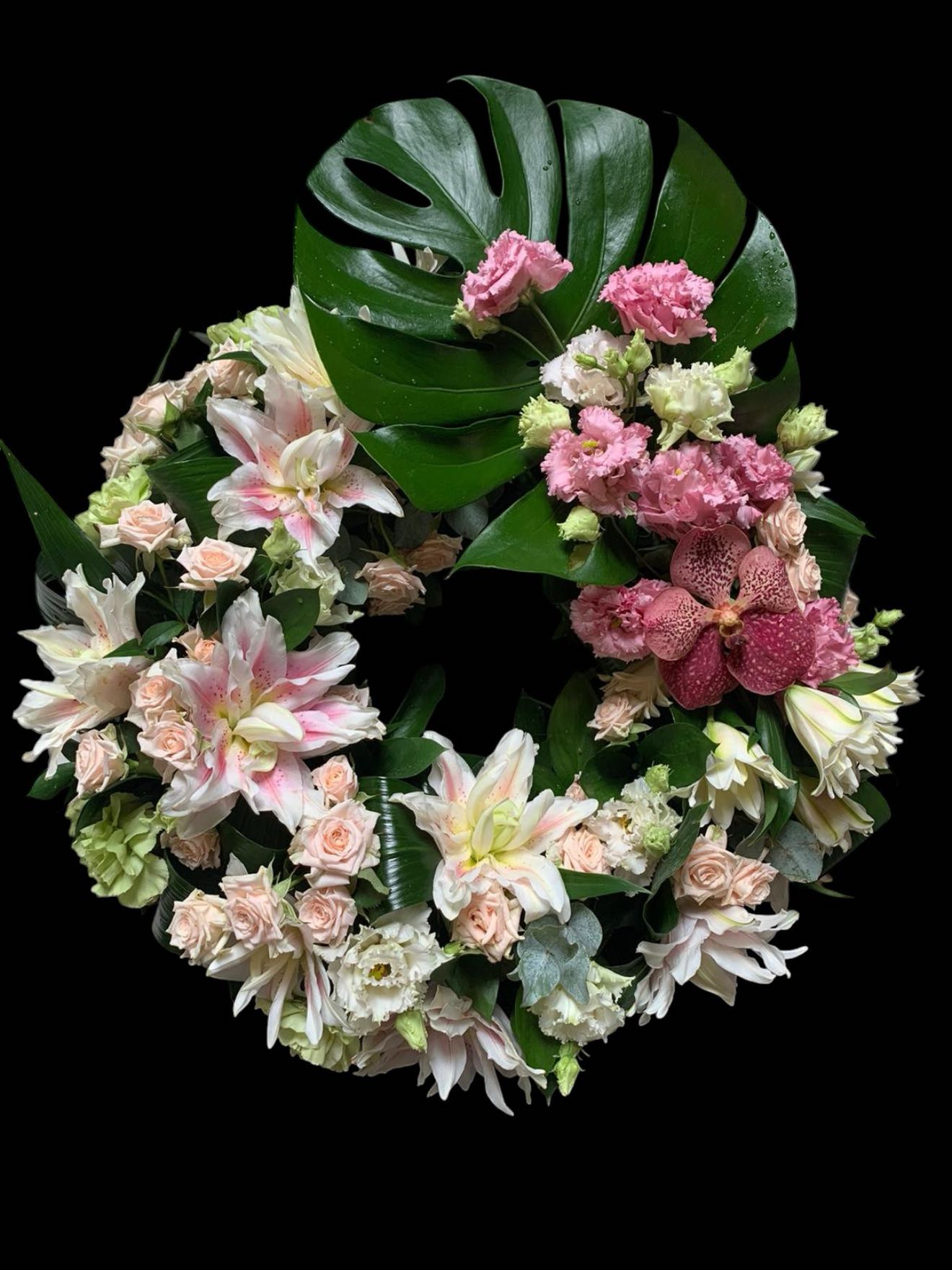 Coroană funerară exotică cu crini, orhidee și frunză de monstera
