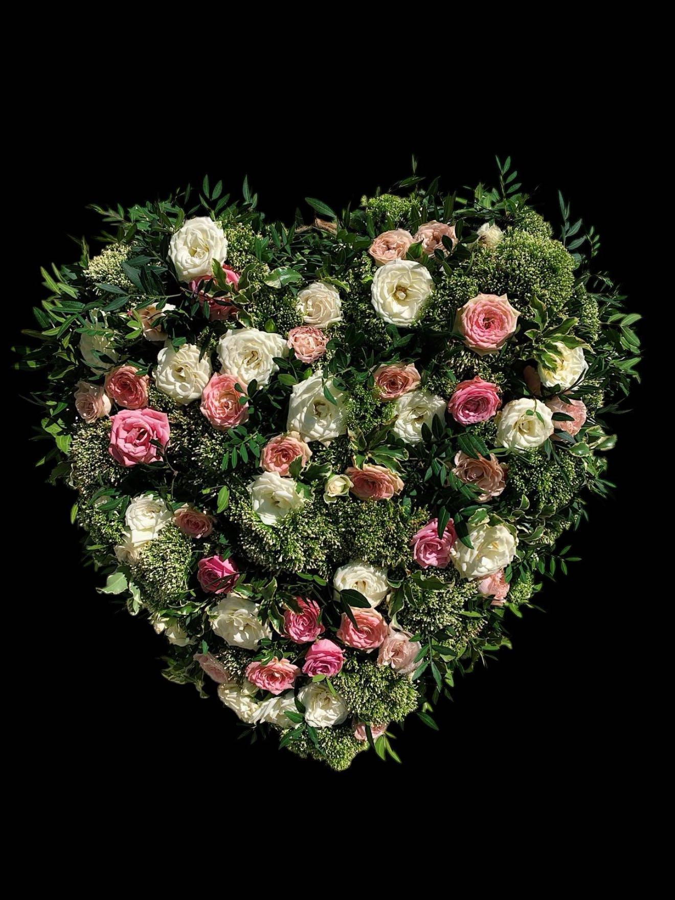 Inimă funerară din trandafiri roz și albi