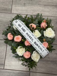 Inimă funerară din mini trandafiri roz și albi