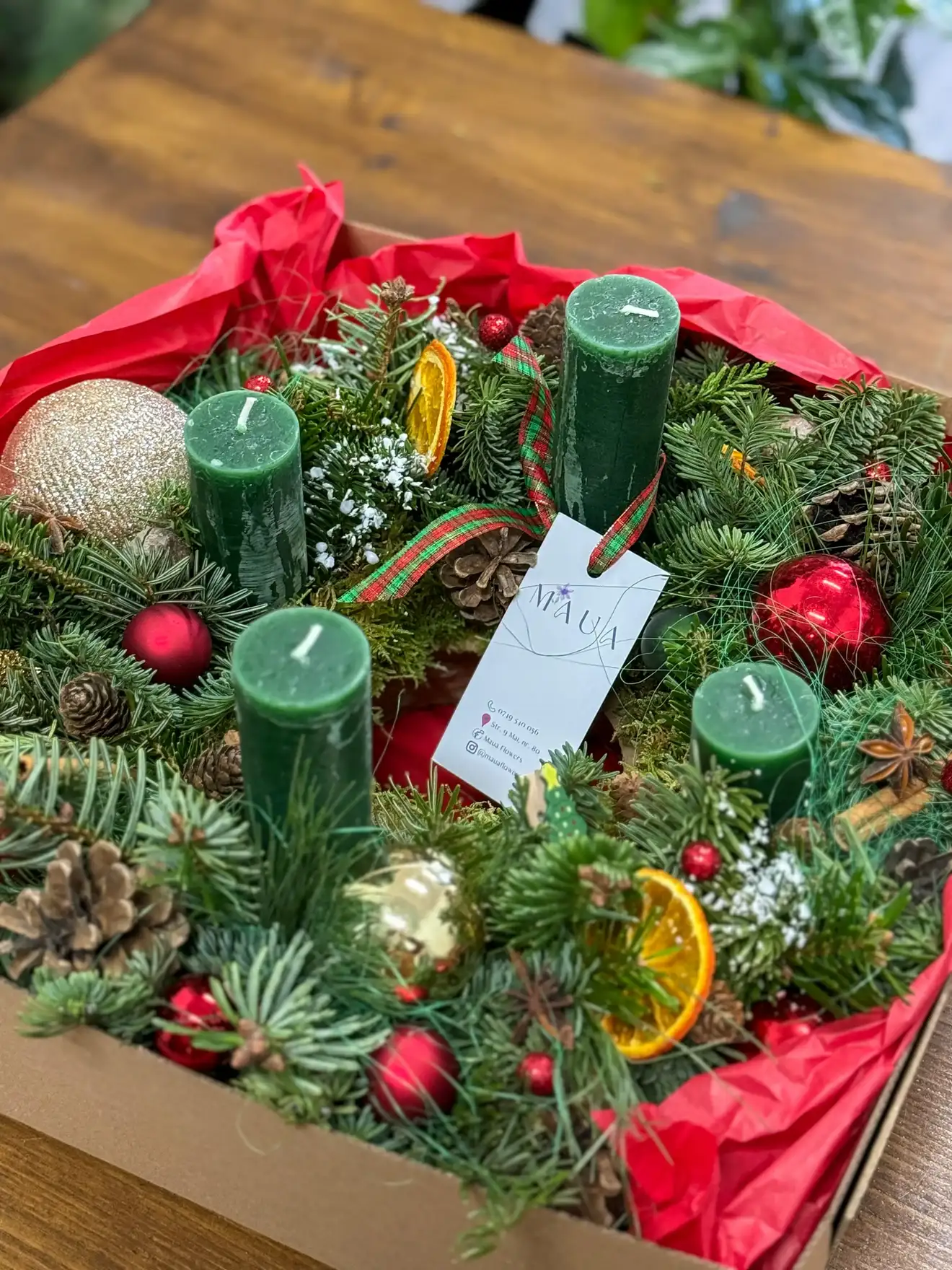 Aranjament tip coroniță de Advent în cutie cu lumânări verzi