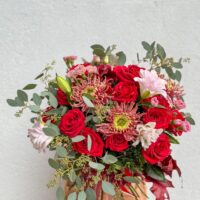 Buchet Elegant cu Trandafiri și Texturi Vibrate