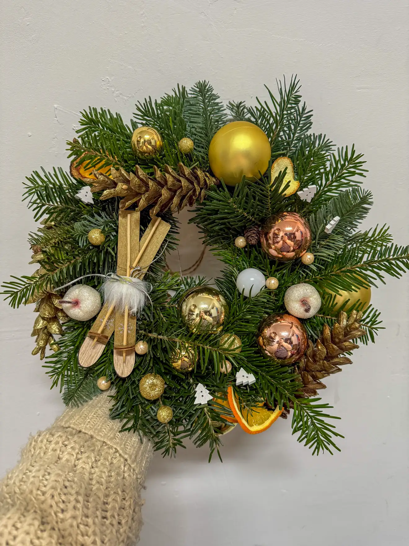 Coroniță decorativă de ușă cu accente aurii și schiuri