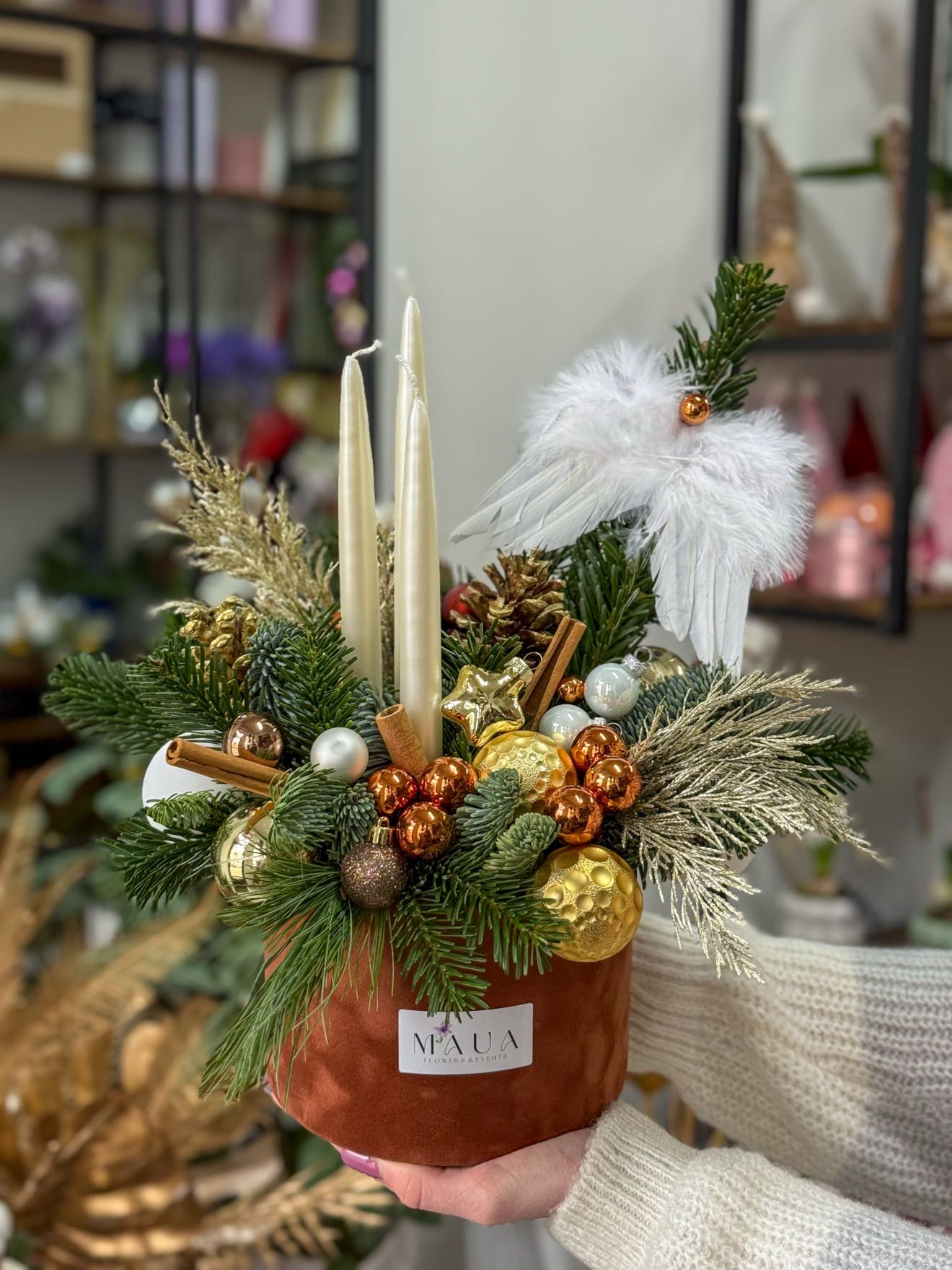 Aranjament Copper Elegance cu lumânări înalte și aripi de înger