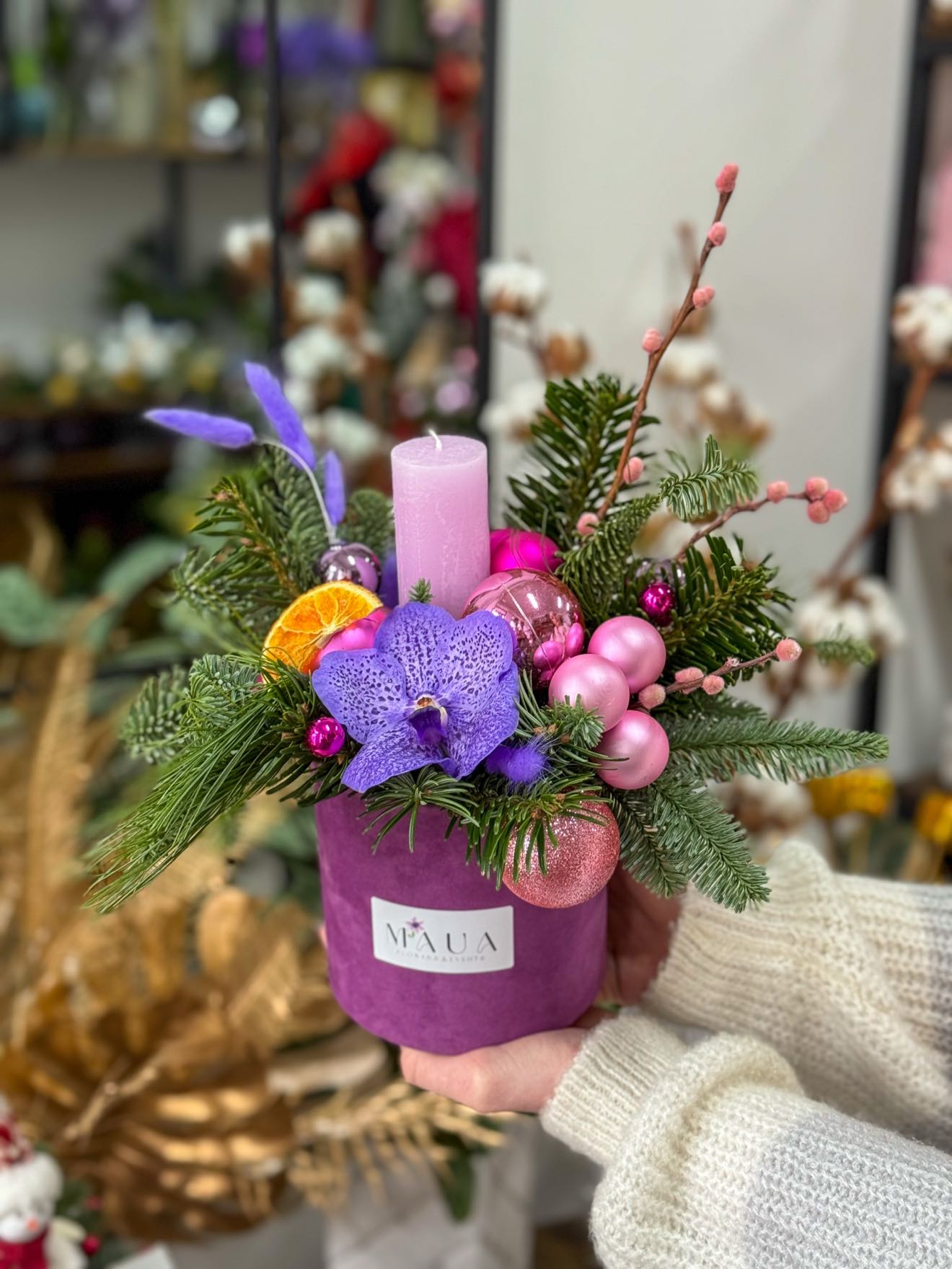 Aranjament festiv cu orhidee Vanda și accente mov