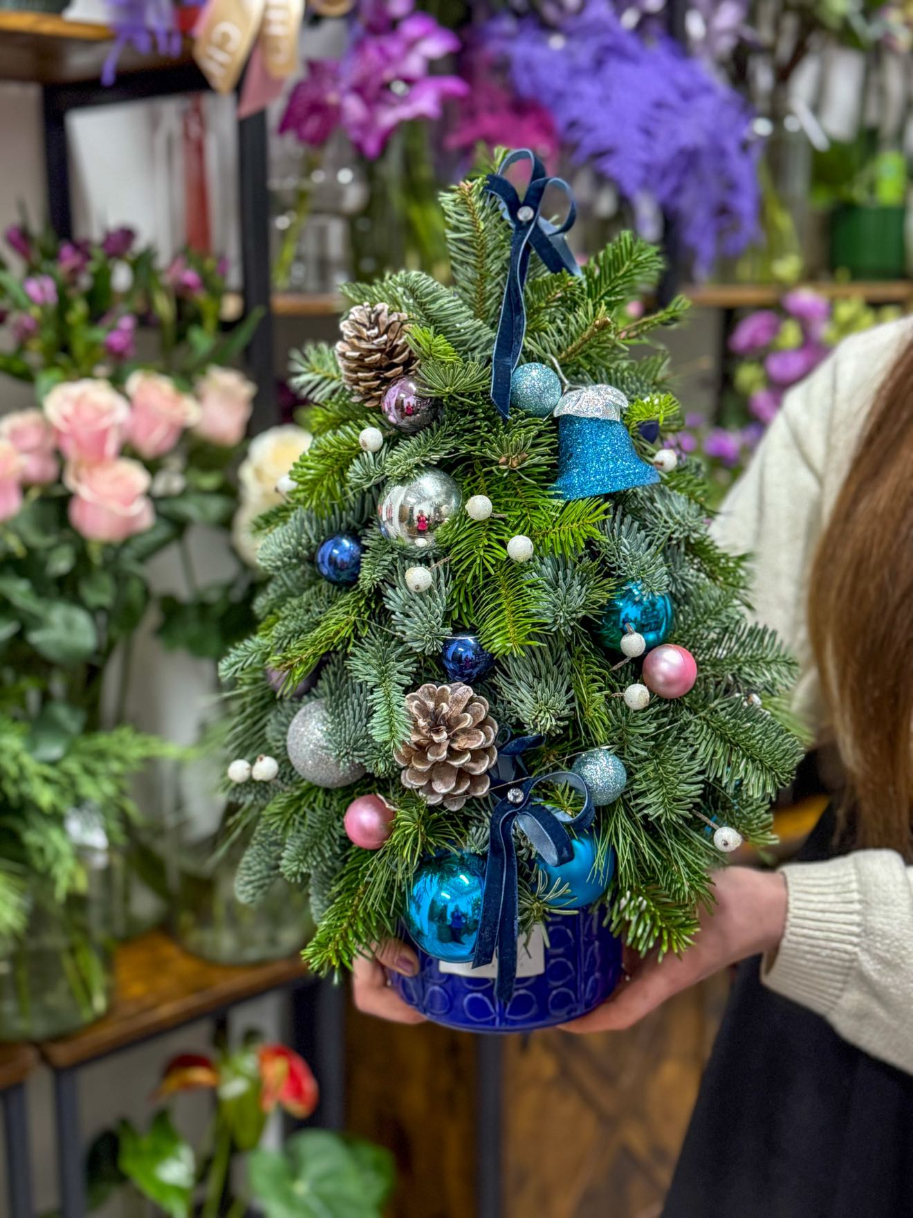Brăduț decorat cu ornamente albastre