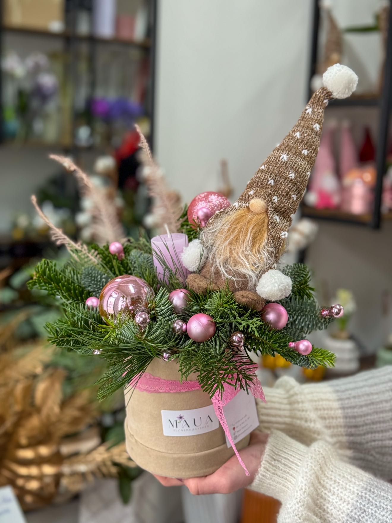 Cutie Festivă cu Gnom și Accente Roz