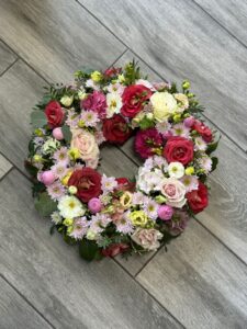 Inimă funerară din mini trandafiri roz și albi