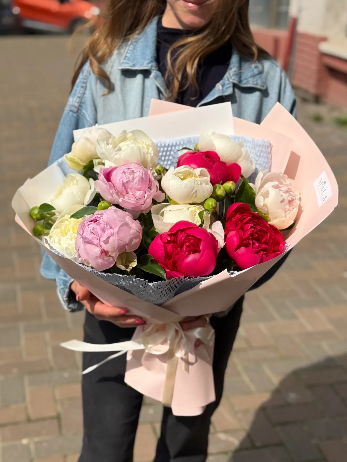 Buchet cu bujori albi, roz și fucsia