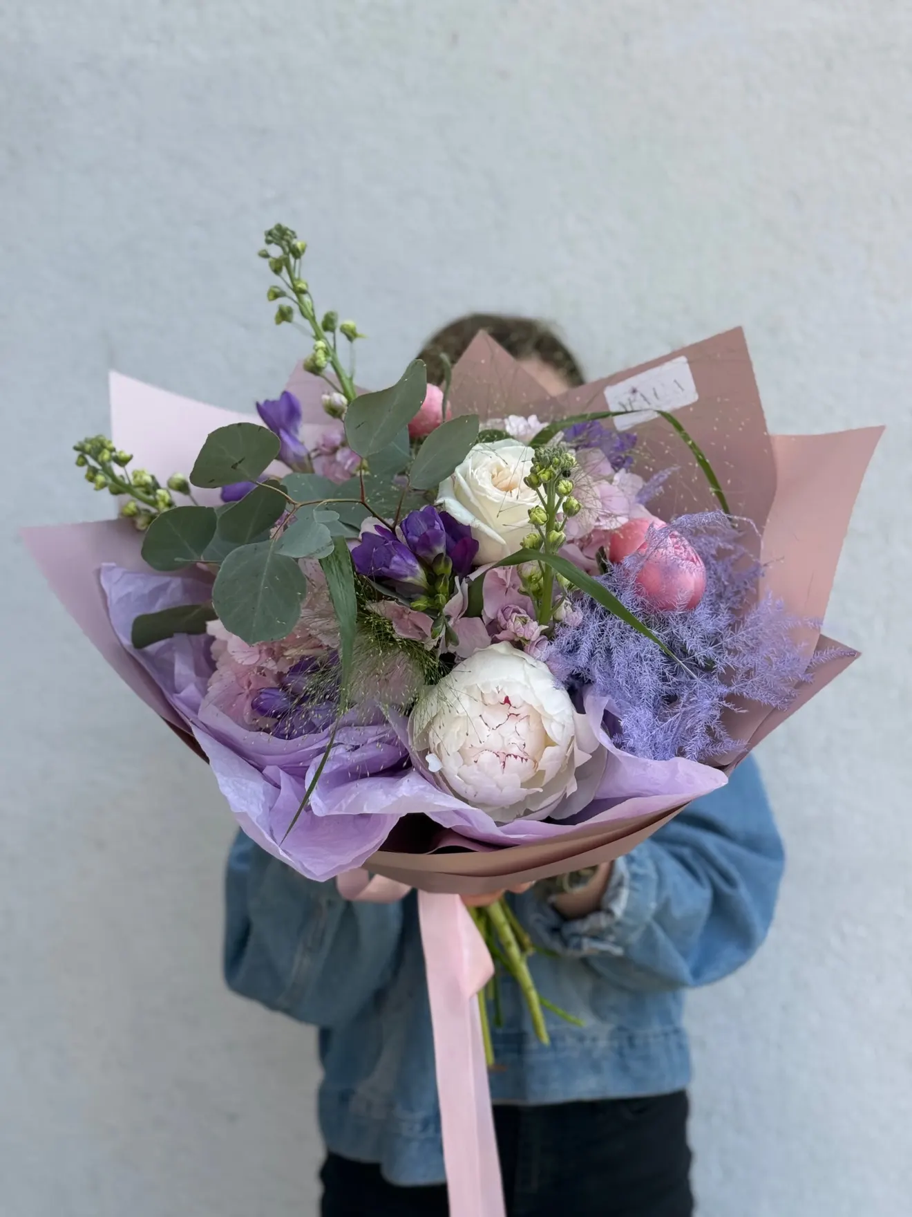 Buchet cu bujori, delphinium și trandafiri albi