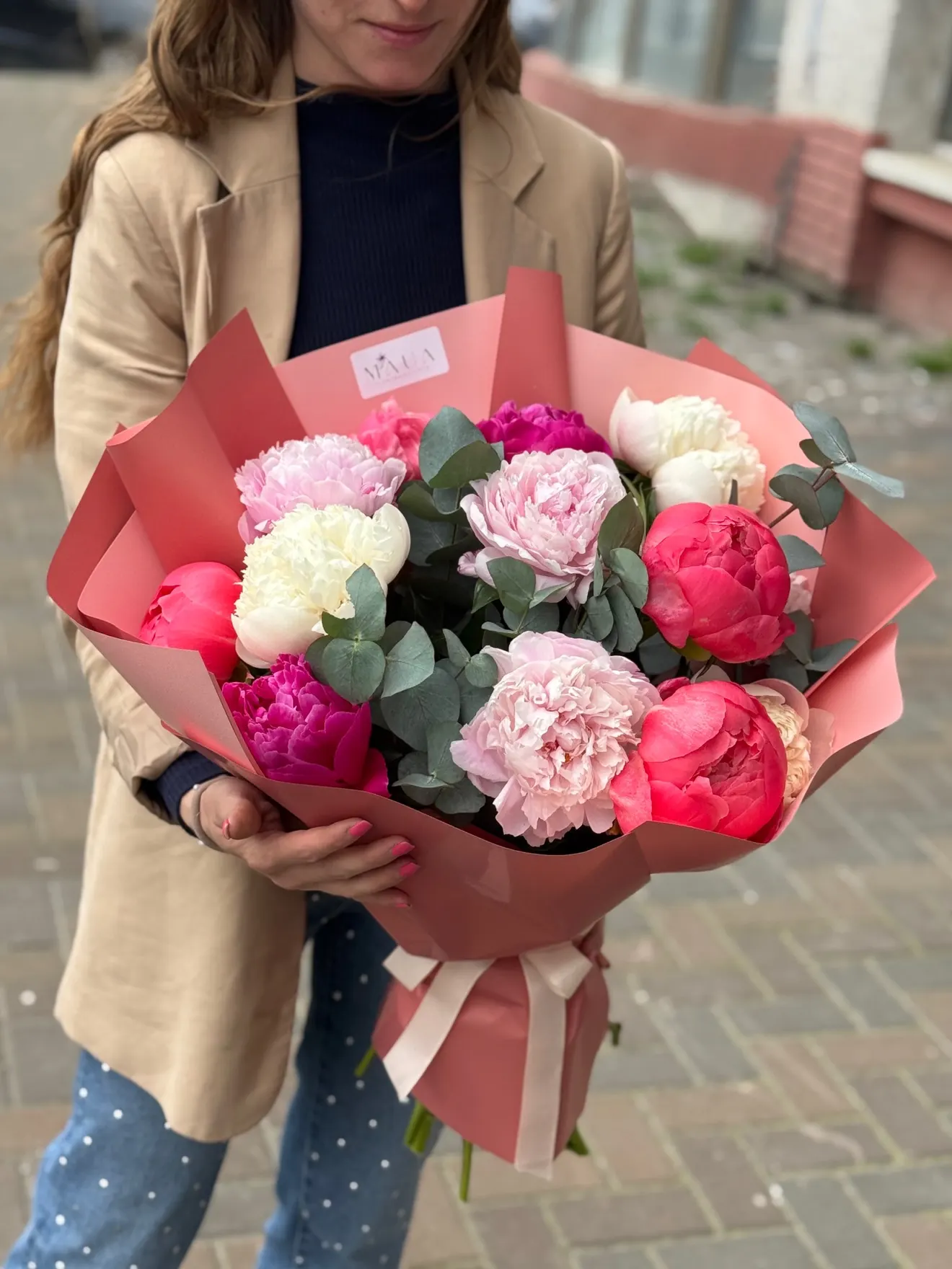 Buchet cu bujori roz, albi și corai