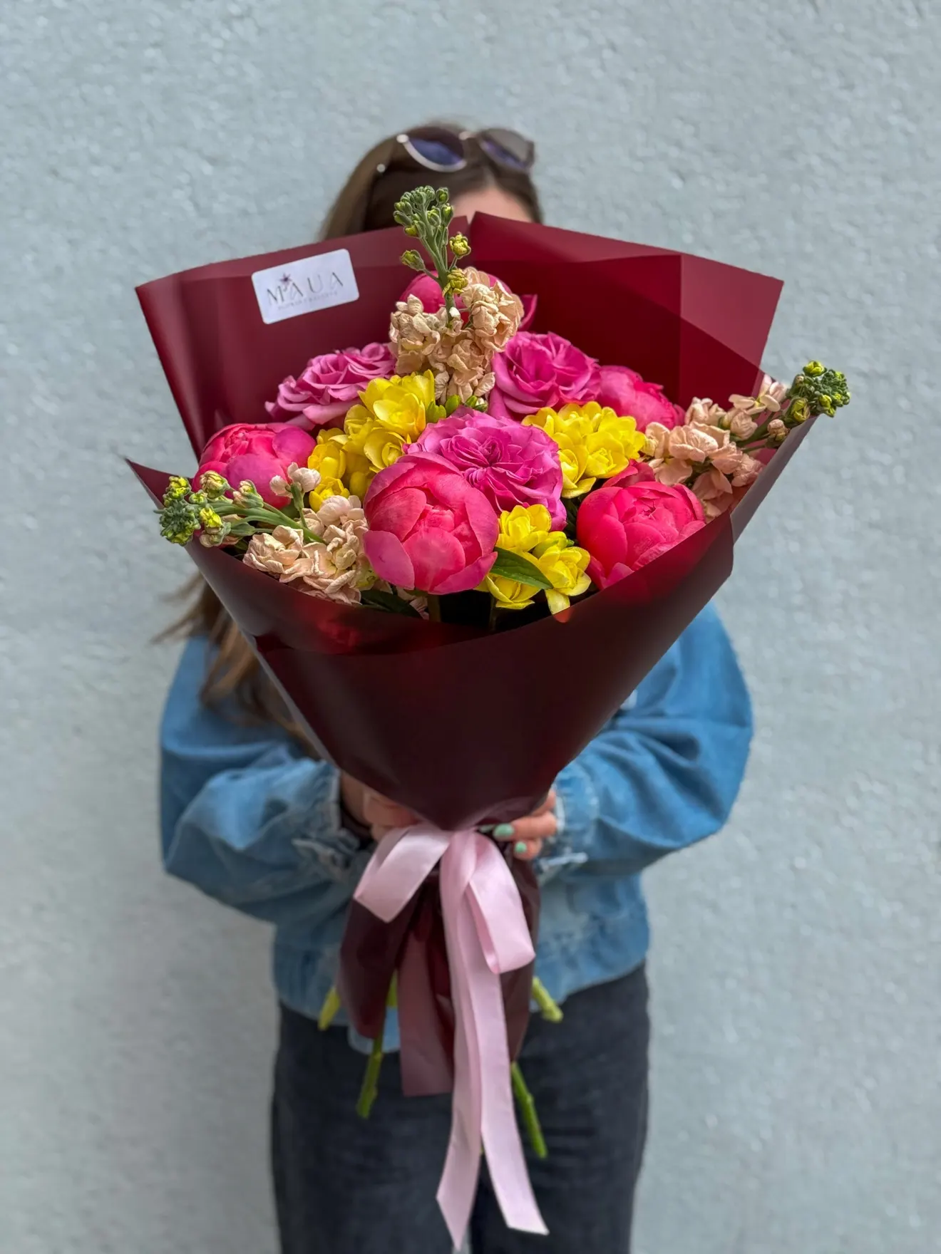 Buchet cu bujori roz și matthiola