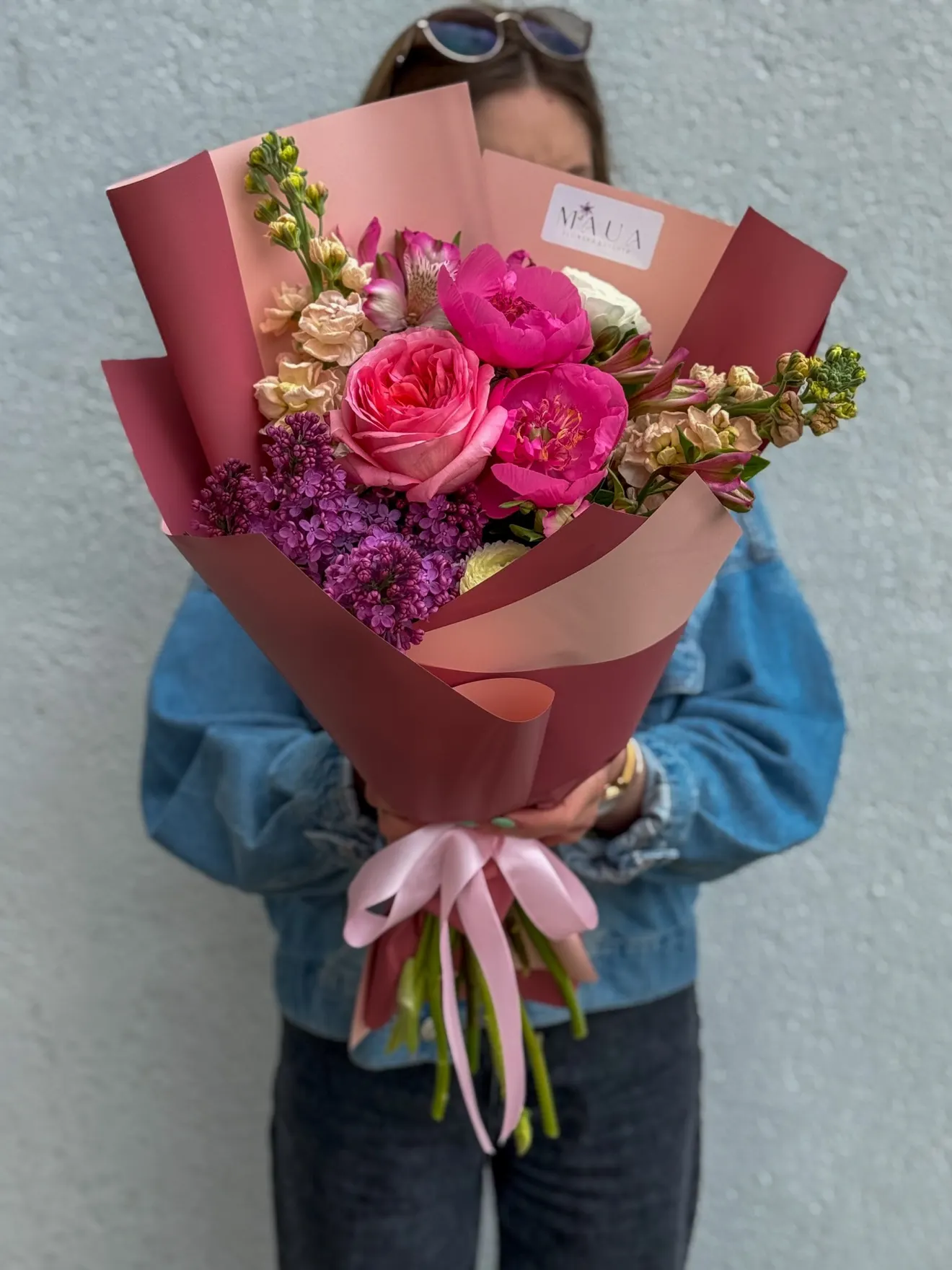 Buchet cu bujori, trandafiri și liliac