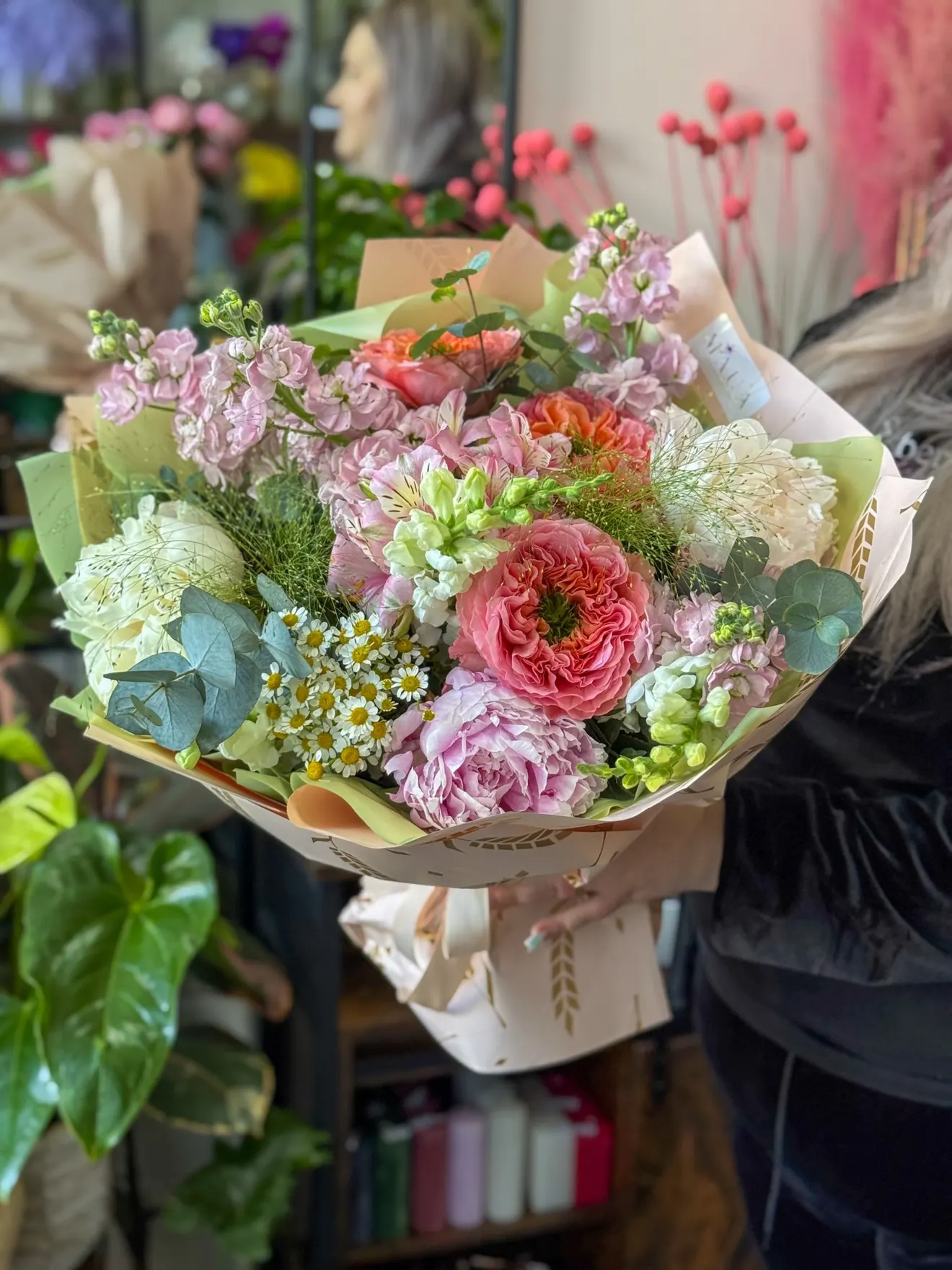 Buchet cu matthiola, ranunculus și bujori roz