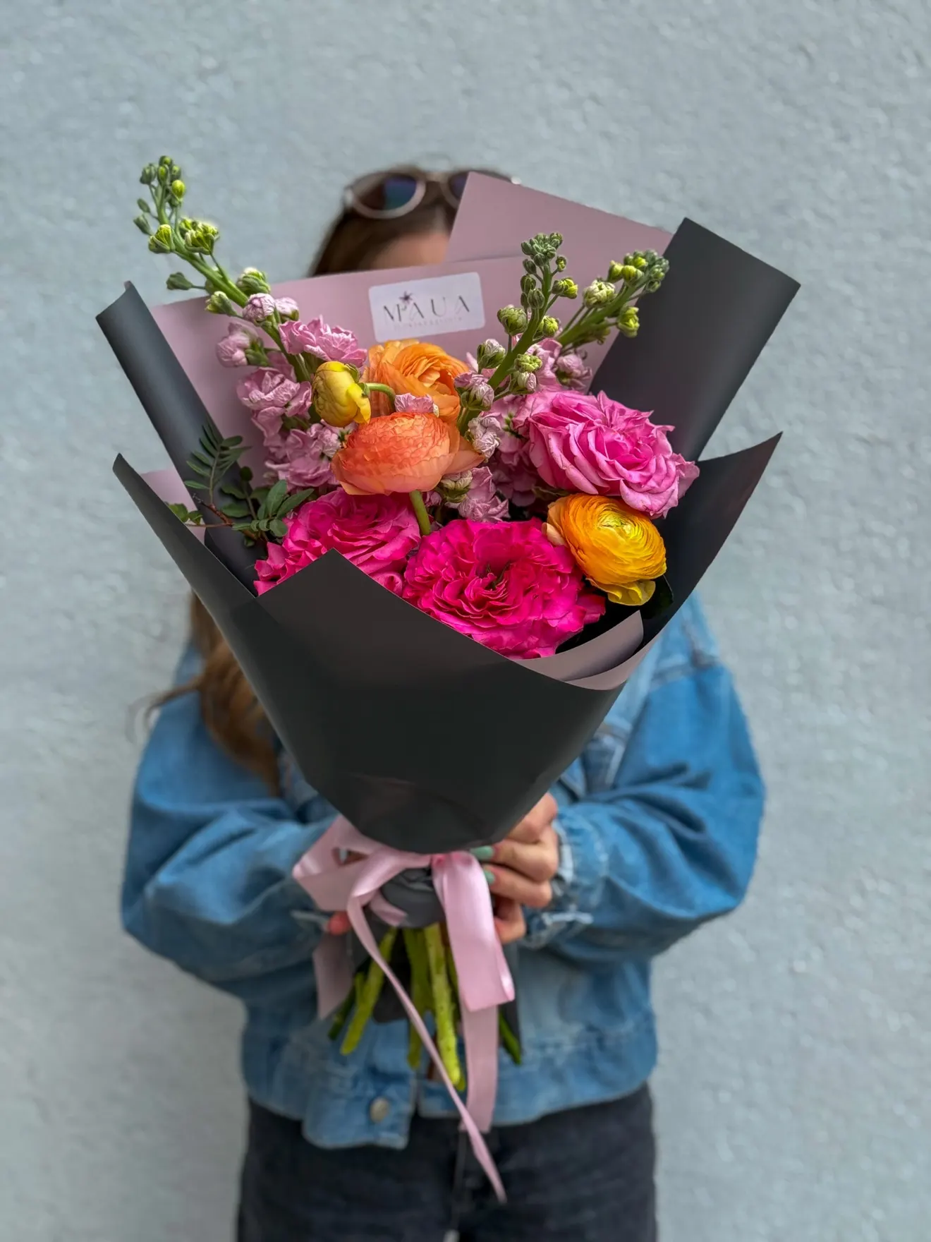 Buchet cu ranunculus și matthiola roz