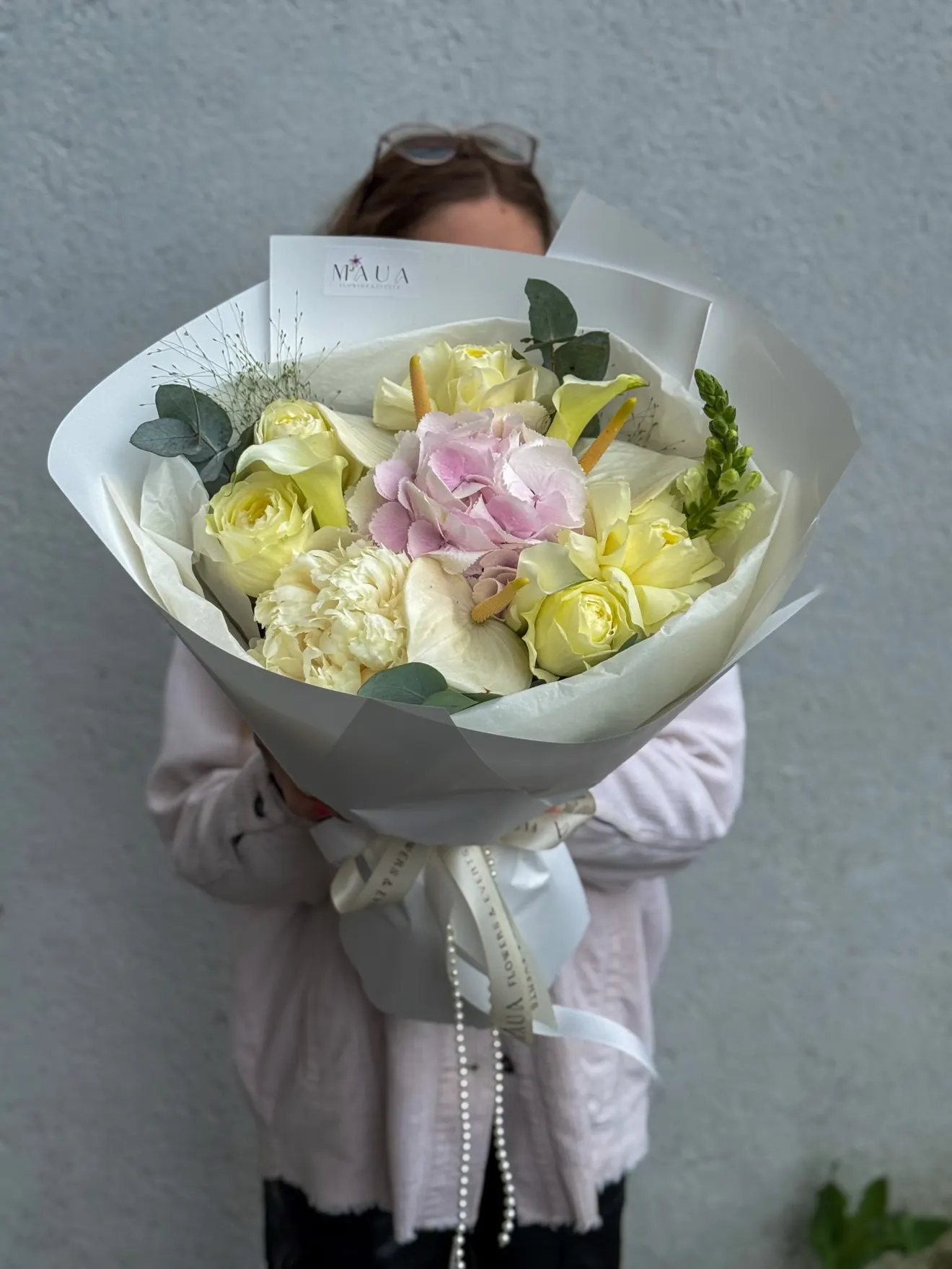 Buchet cu trandafiri, hortensii și cale
