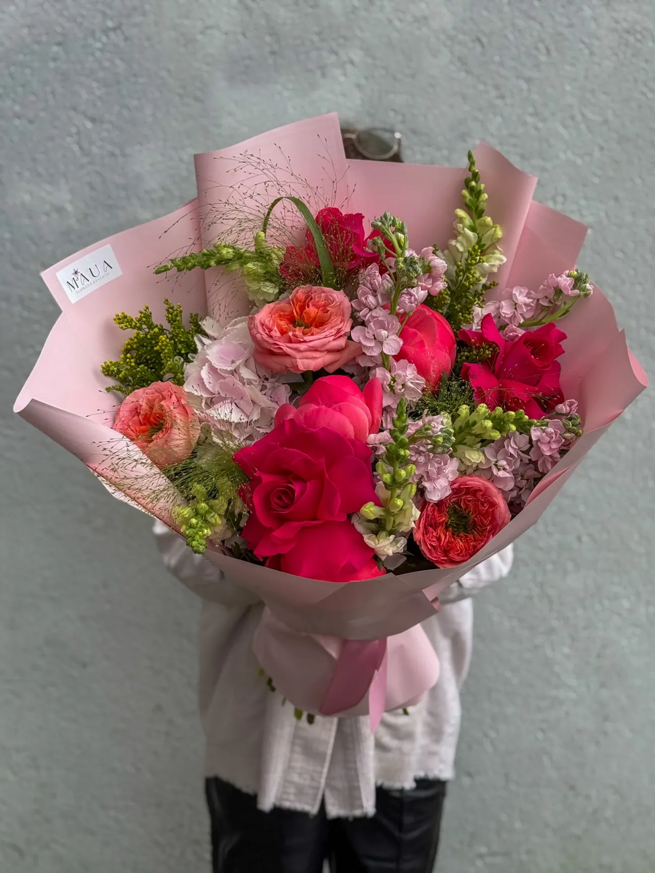 Buchet cu trandafiri, matthiola și ranunculus roz