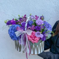 Aranjament cu hortensii și lisianthus mov