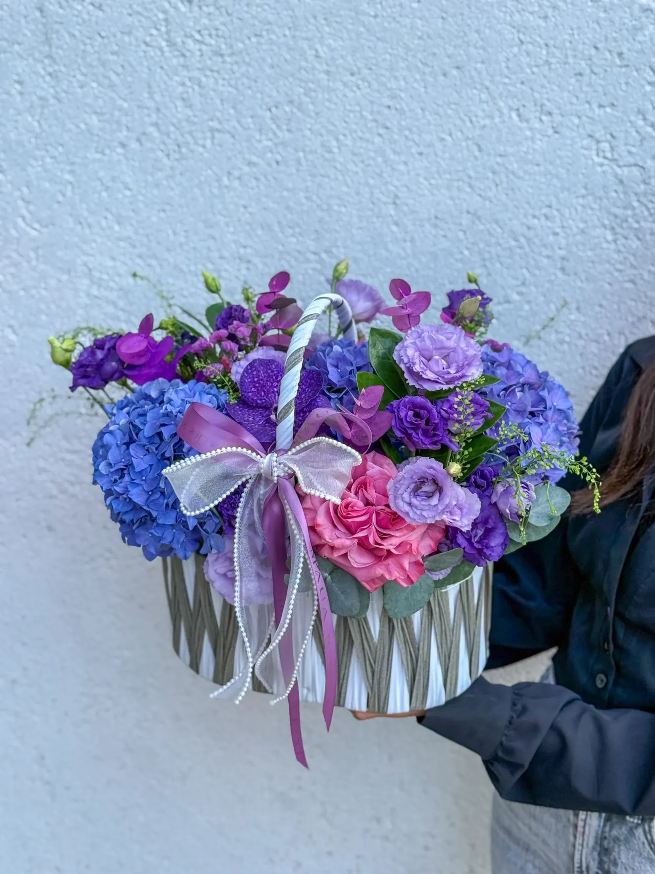 Aranjament cu hortensii și lisianthus mov