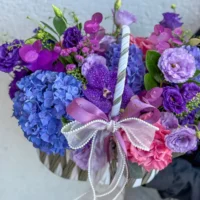 Aranjament cu hortensii și lisianthus mov