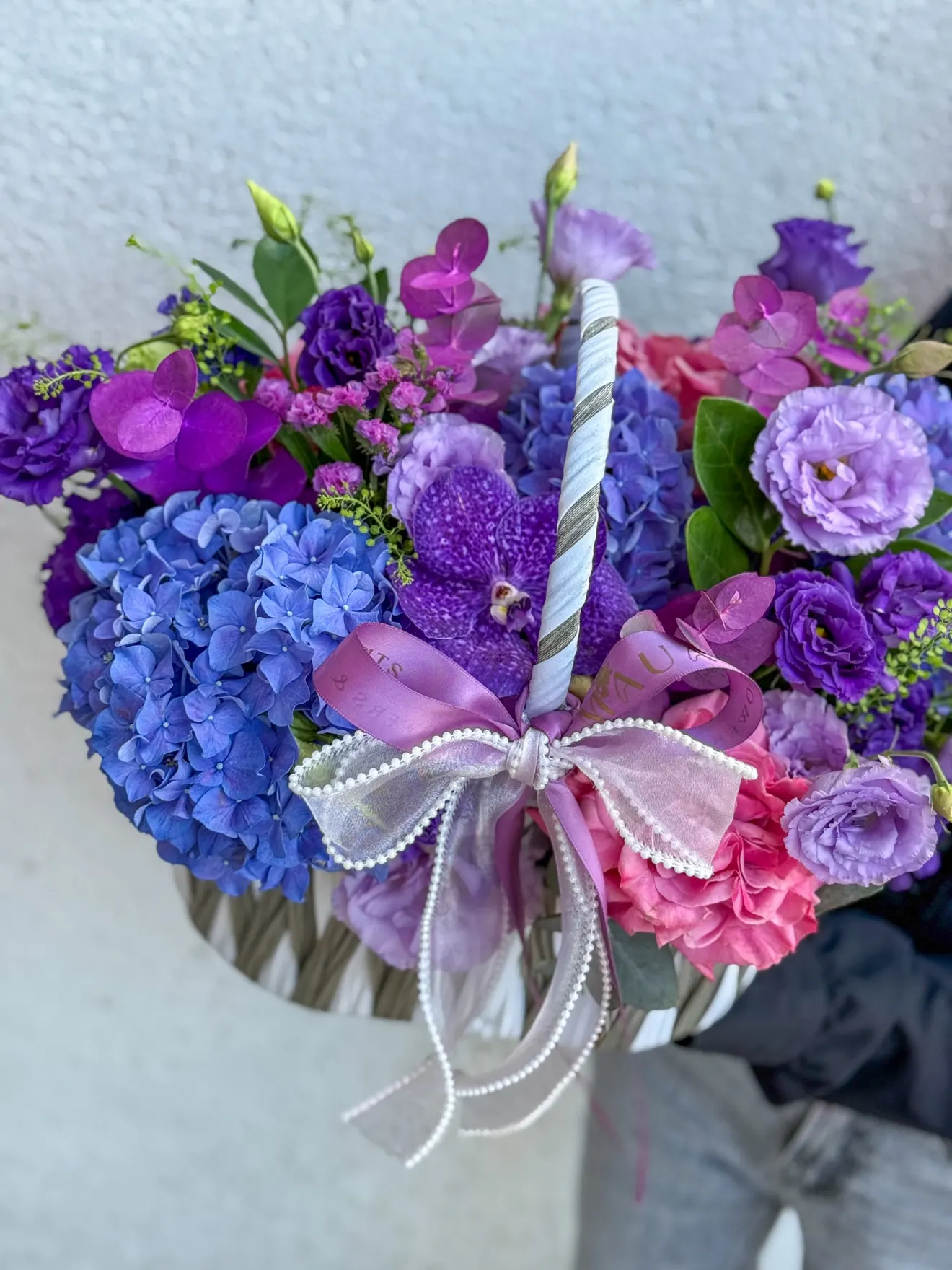 Aranjament cu hortensii și lisianthus mov