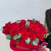Aranjament cu trandafiri roșii în formă de inimă
