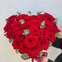 Aranjament cu trandafiri roșii în formă de inimă