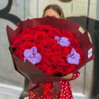Buchet mare cu trandafiri roșii și vanda