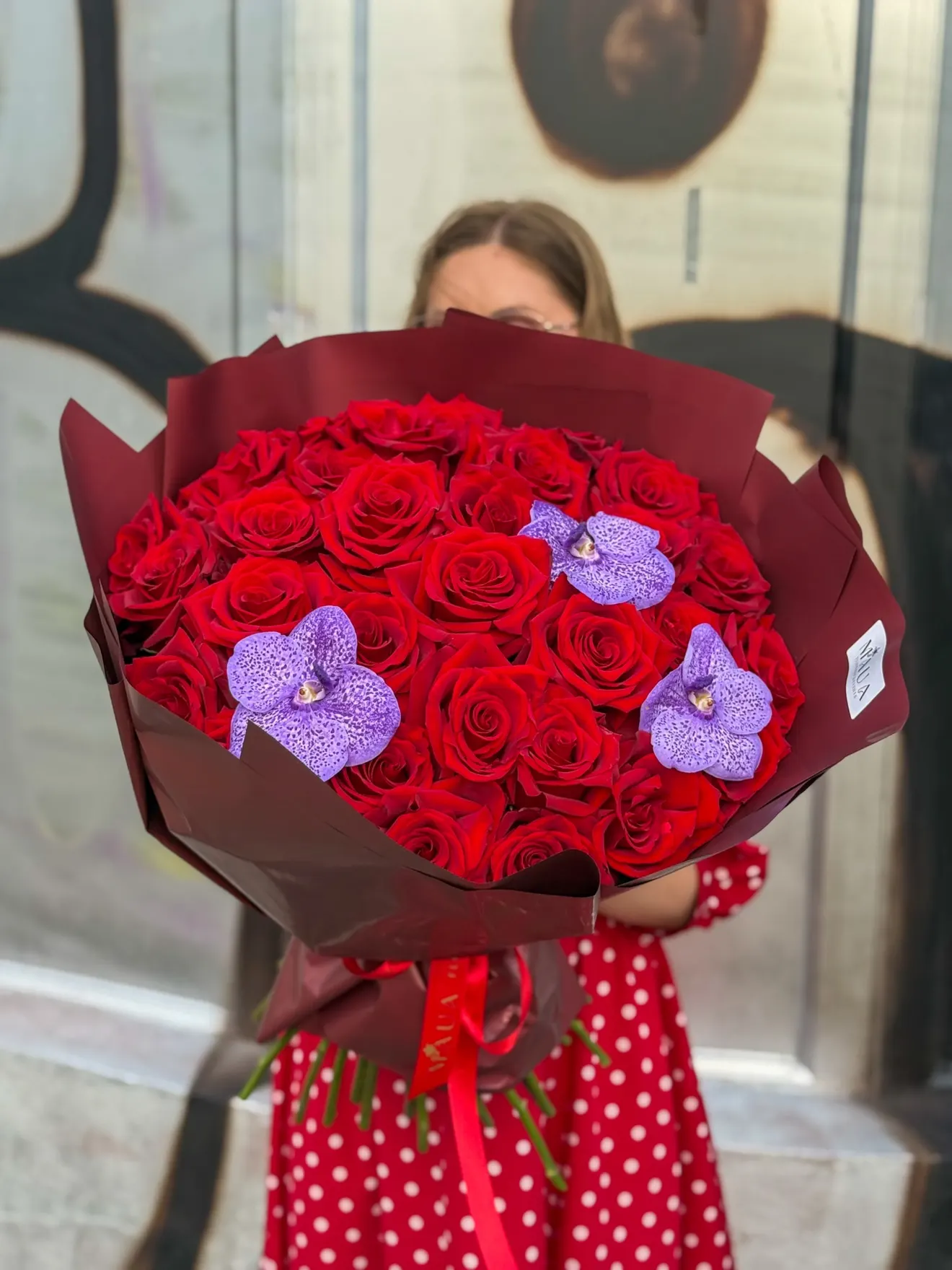Buchet mare cu trandafiri roșii și vanda